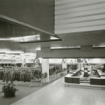 Obchodný dom Jednota v Trnave. Pohľad do obchodných priestorov. | Autori: Tomáš Gucfa, Rajmund Müller. Licencia pre Trnavské rádio: Slovenská národná galéria