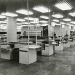 Obchodný dom Jednota v Trnave. Pohľad do predajne potravín v podzemí. | Autori: Tomáš Gucfa, Rajmund Müller. Licencia pre Trnavské rádio: Slovenská národná galéria