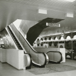 Obchodný dom Jednota v Trnave. Pohľad do obchodných priestorov. | Autori: Tomáš Gucfa, Rajmund Müller. Licencia pre Trnavské rádio: Slovenská národná galéria