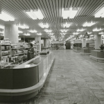 Obchodný dom Jednota v Trnave. Pohľad do obchodných priestorov. | Autori: Tomáš Gucfa, Rajmund Müller. Licencia pre Trnavské rádio: Slovenská národná galéria