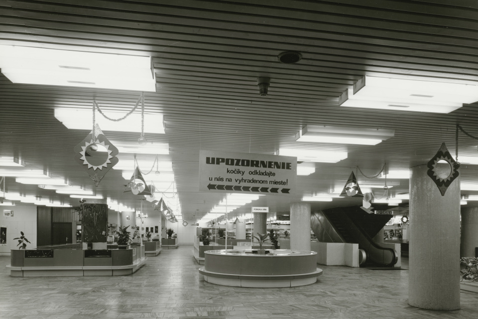 Obchodný dom Jednota v Trnave. Pohľad do obchodných priestorov. | Autori: Tomáš Gucfa, Rajmund Müller. Licencia pre Trnavské rádio: Slovenská národná galéria