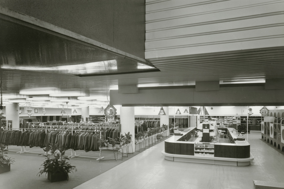 Obchodný dom Jednota v Trnave. Pohľad do obchodných priestorov. | Autori: Tomáš Gucfa, Rajmund Müller. Licencia pre Trnavské rádio: Slovenská národná galéria