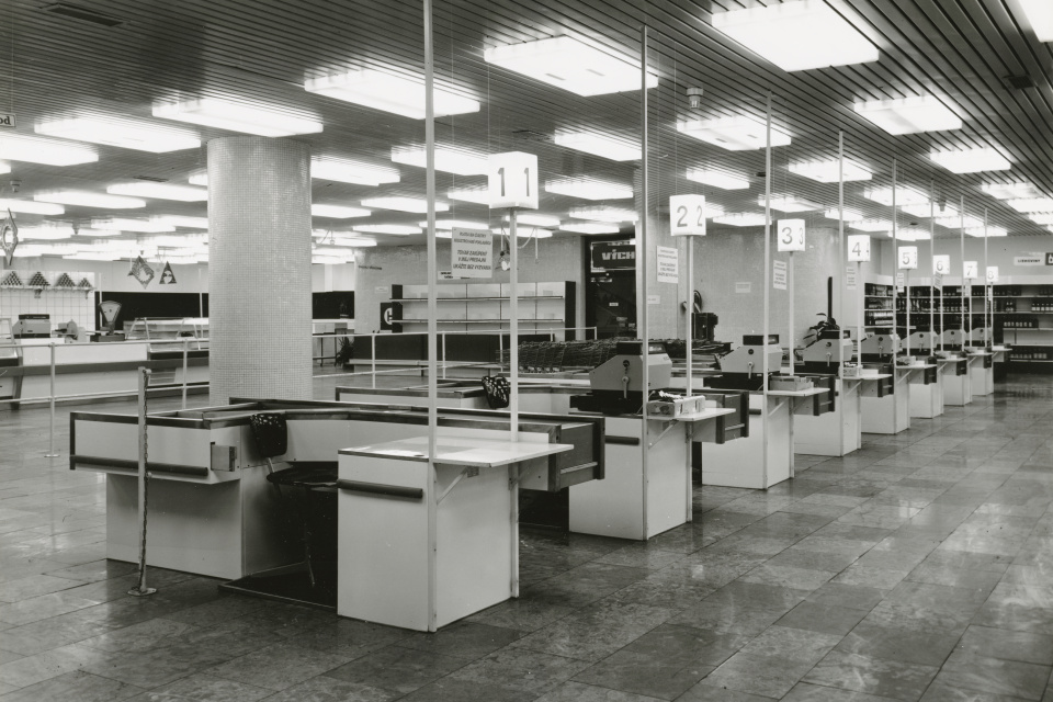 Obchodný dom Jednota v Trnave. Pohľad do predajne potravín v podzemí. | Autori: Tomáš Gucfa, Rajmund Müller. Licencia pre Trnavské rádio: Slovenská národná galéria