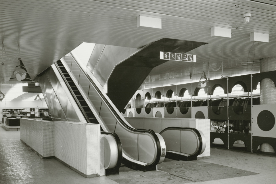 Obchodný dom Jednota v Trnave. Pohľad do obchodných priestorov. | Autori: Tomáš Gucfa, Rajmund Müller. Licencia pre Trnavské rádio: Slovenská národná galéria