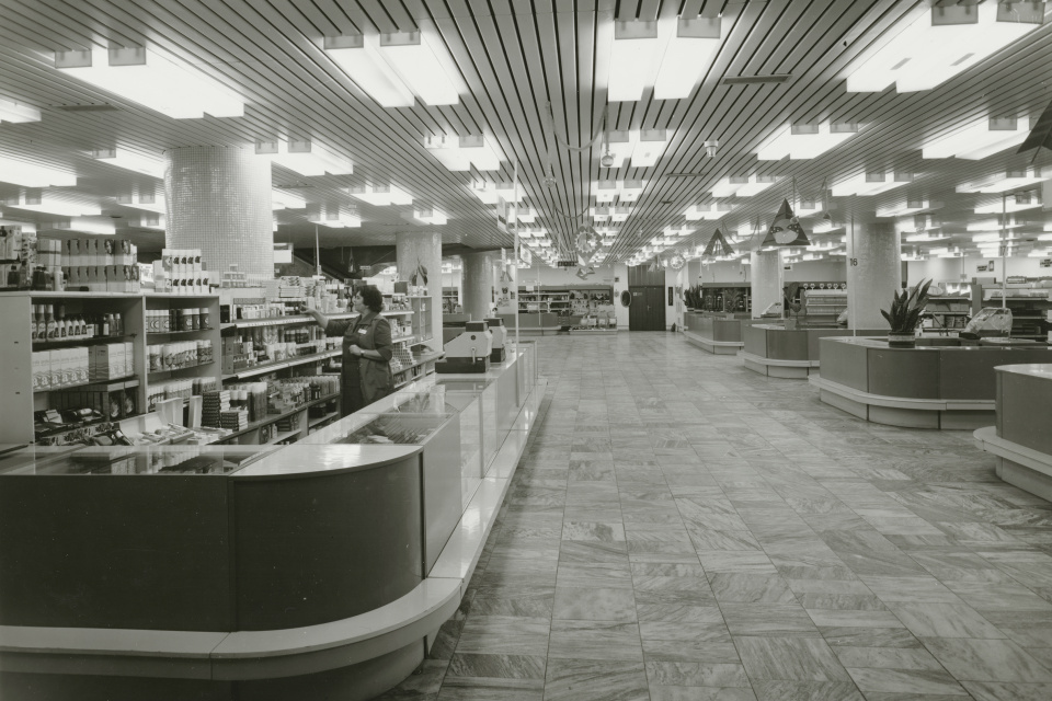 Obchodný dom Jednota v Trnave. Pohľad do obchodných priestorov. | Autori: Tomáš Gucfa, Rajmund Müller. Licencia pre Trnavské rádio: Slovenská národná galéria