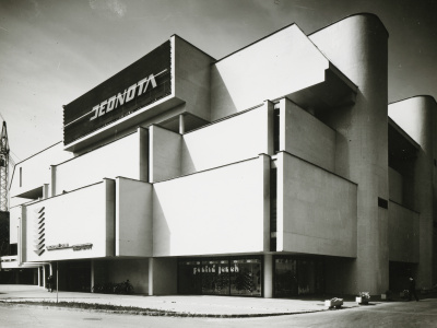 Obchodný dom Jednota v Trnave na dobovej fotografii. | Autori: Tomáš Gucfa, Rajmund Müller. Licencia pre Trnavské rádio: Slovenská národná galéria