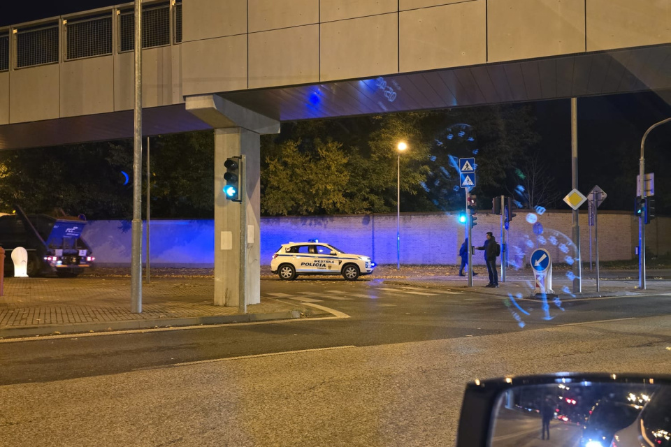 Policajti stoja pri City Aréne | Foto: Tomáš