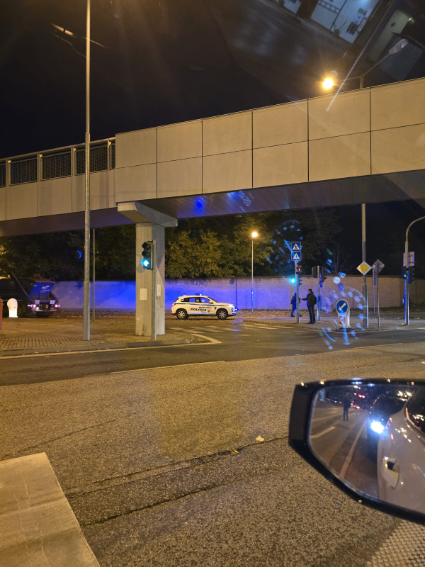 Policajti stoja pri City Aréne | Foto: Tomáš