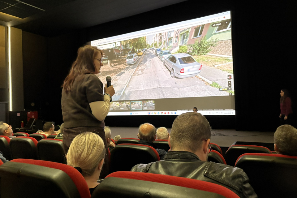 Do diskusie sa občania zapájali aktívne, pýtali sa aj navrhovali nové riešenia | Foto: Michaela Martišíková, Trnavské rádio