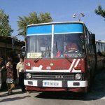 Legendárny Ikarus 280 na zastávke pri Skloplaste pri spomienkovej jazde. | Zdroj: iMhd.sk