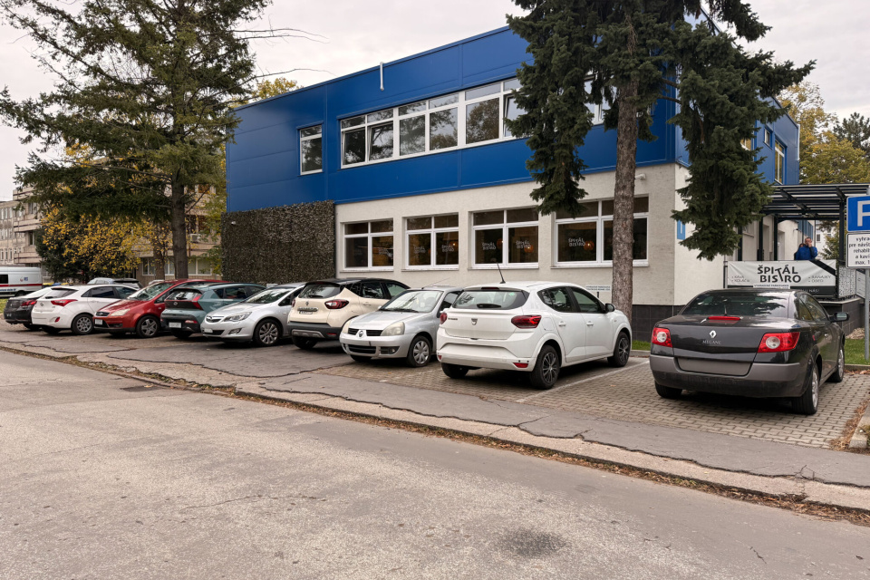 Situácia s parkovaním v areáli nemocnice sa zhoršila | Zdroj: FNTT