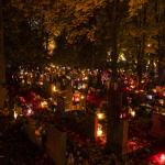 Cintoríny v týchto dňoch rozžiaria obce a mestá | Zdroj: TASR