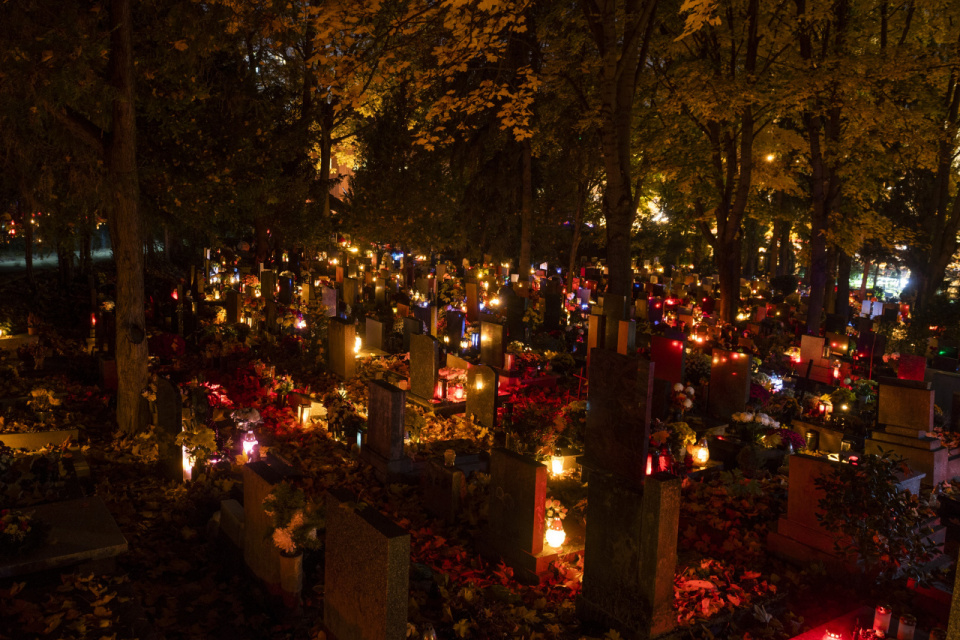 Cintoríny v týchto dňoch rozžiaria obce a mestá | Zdroj: TASR