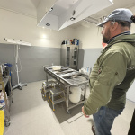 Popri rozprávaní nás previedol aj po miestnosti, kde sa svojej práci venuje | Foto: Michaela Martišíková, Trnavské rádio