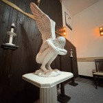 Otvorenú rakvu v Dome smútku stráži anjel, ktorého tam Pekar priniesol | Foto: Michaela Martišíková, Trnavské rádio