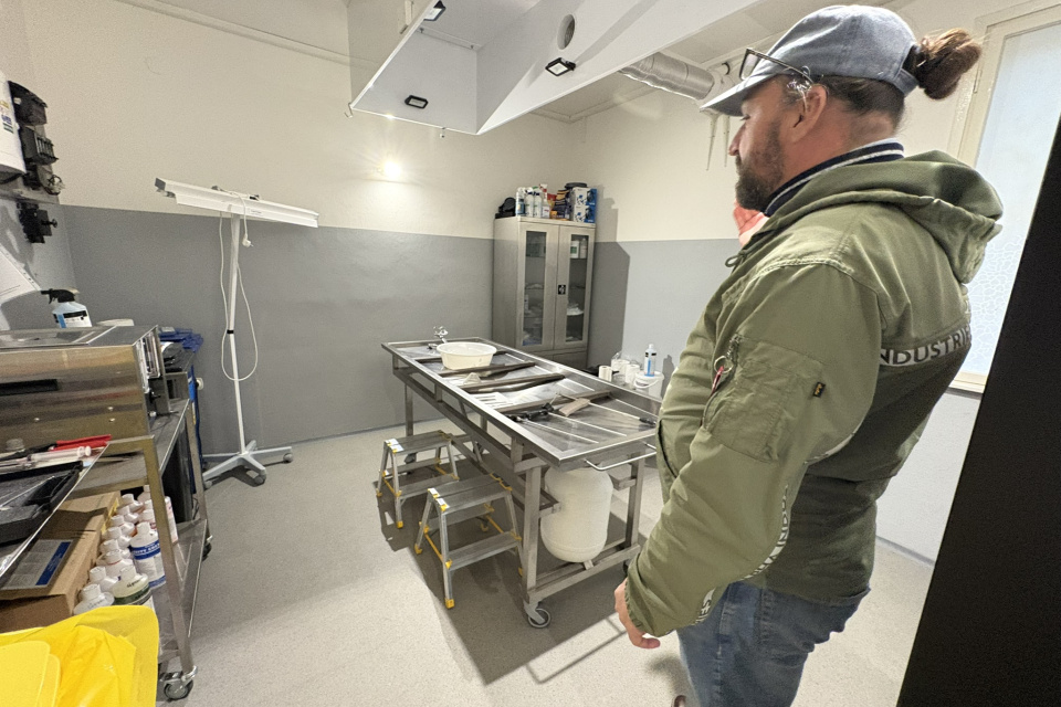 Popri rozprávaní nás previedol aj po miestnosti, kde sa svojej práci venuje | Foto: Michaela Martišíková, Trnavské rádio