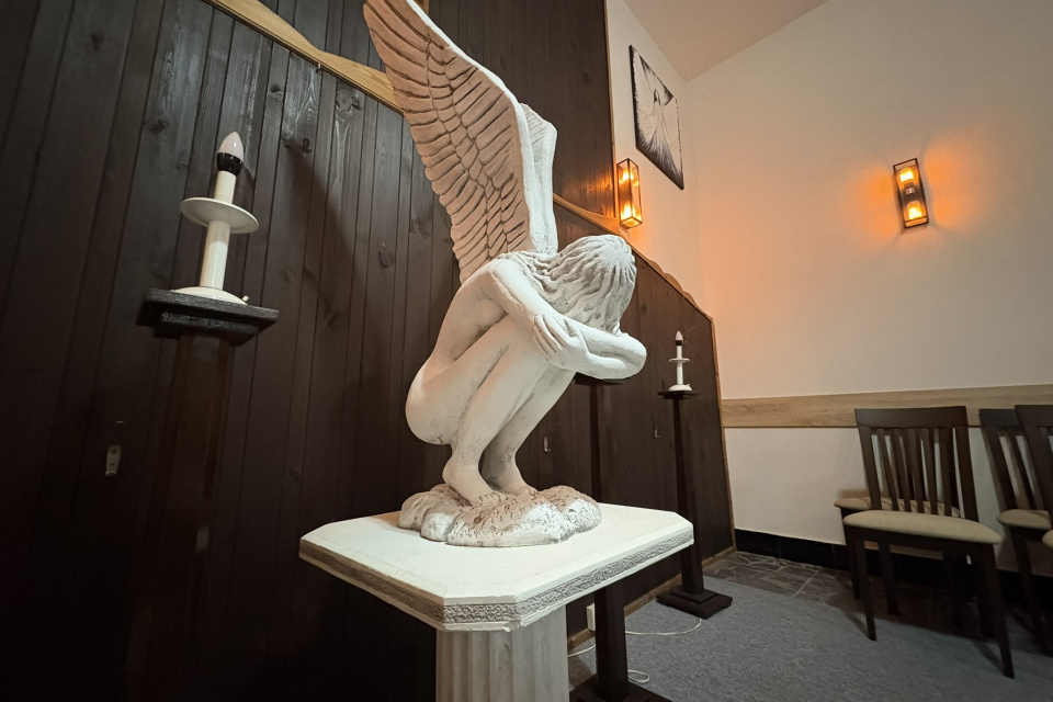 Otvorenú rakvu v Dome smútku stráži anjel, ktorého tam Pekar priniesol | Foto: Michaela Martišíková, Trnavské rádio