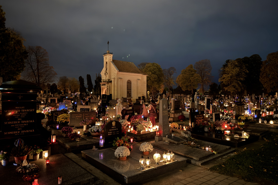 Dušičková atmosféra na cintoríne T. Vansovej | Foto: Zuzana Benková, Trnavské rádio