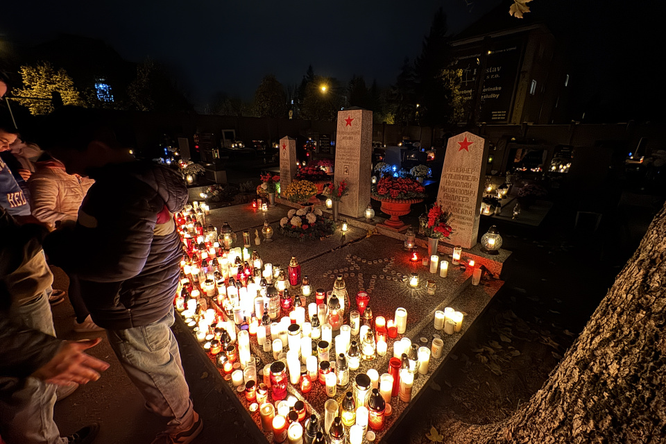 Pamätník na cintoríne T. Vansovej v Trnave 1. november 2025 | Foto: Zuzana Benková, Trnavské rádio