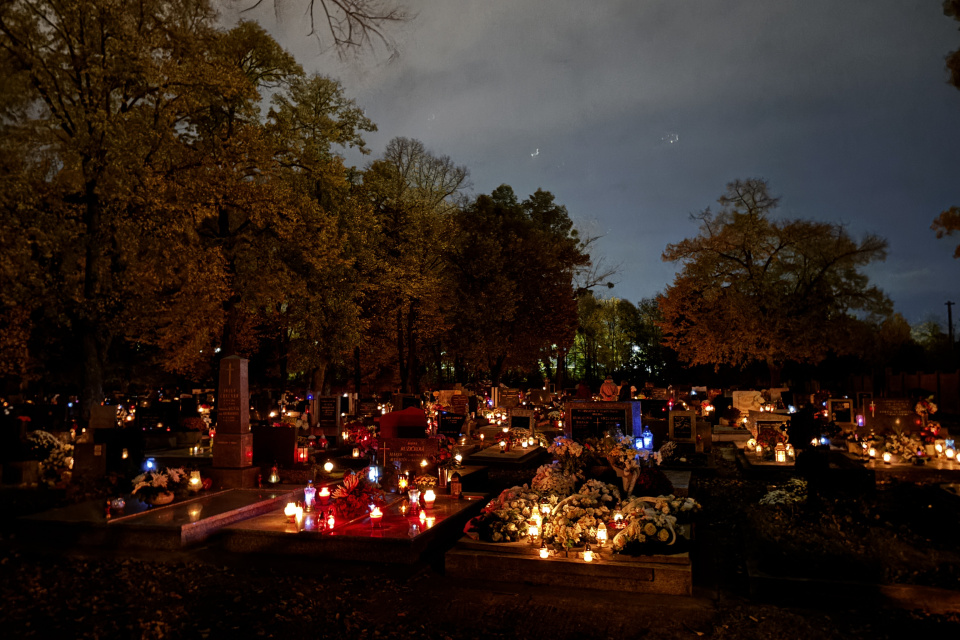 Dušičková atmosféra na Evanjelickom cintoríne v Trnave | Foto: Zuzana Benková, Trnavské rádio
