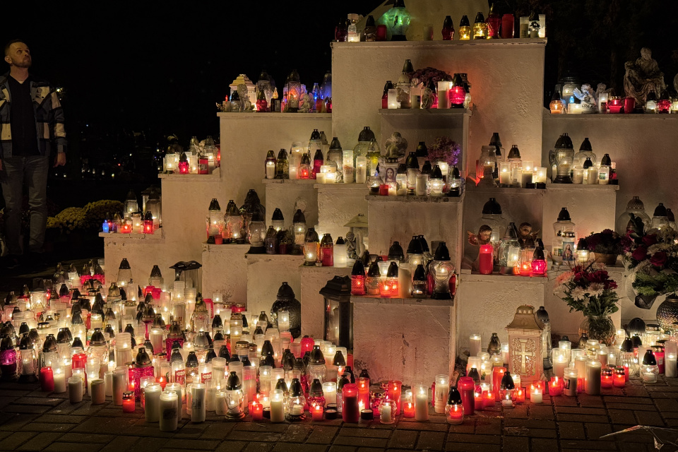 Cintoríny rozžiarili tisíce sviečok | Foto: Zuzana Benková, Trnavské rádio