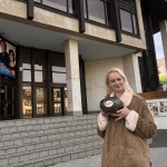 Výherkyňa Kristína pred Domom kultúry v Senici I Zdroj: Trnavské 