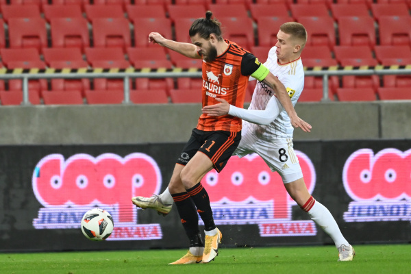 Matej Kochan a hráč Trnavy Jakub Grič | Foto: Lukáš Grinaj