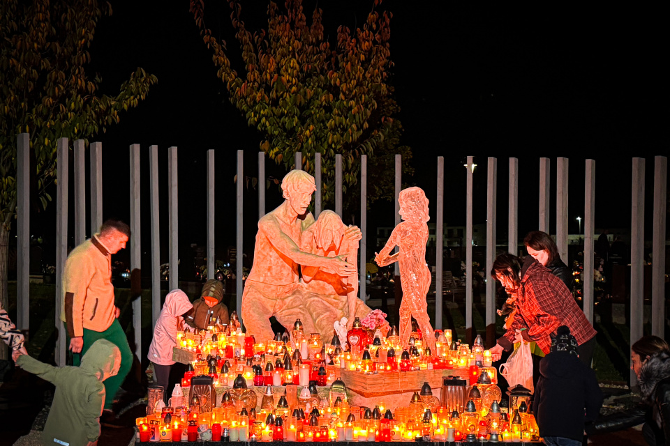 Pamätník počas dušičkového obdobia na archívnej fotografii z roku 2024. | Foto: red.