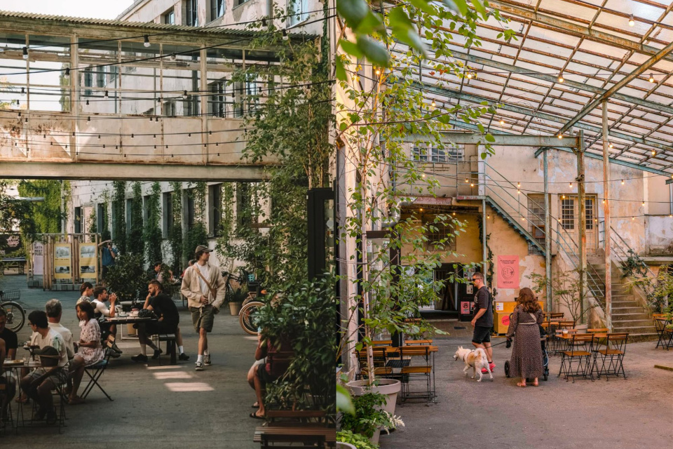 Nezávislé kultúrno-kreatívne centrum ARTA sa nachádza v Piešťanoch.