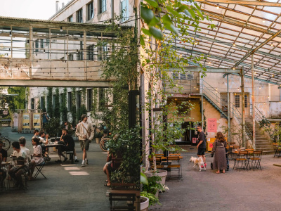Nezávislé kultúrno-kreatívne centrum ARTA sa nachádza v Piešťanoch.