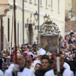 Snímka z procesie Trnavskej novény - nesenia obrazu Trnavskej Panny Márie v uliciach Trnavy | Foto: TASR, Lukáš Grinaj
