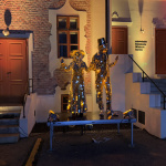 Farebné svetlo sa odrážalo od zrkadlových oblekov živých sôch | Foto: Tomáš Buday