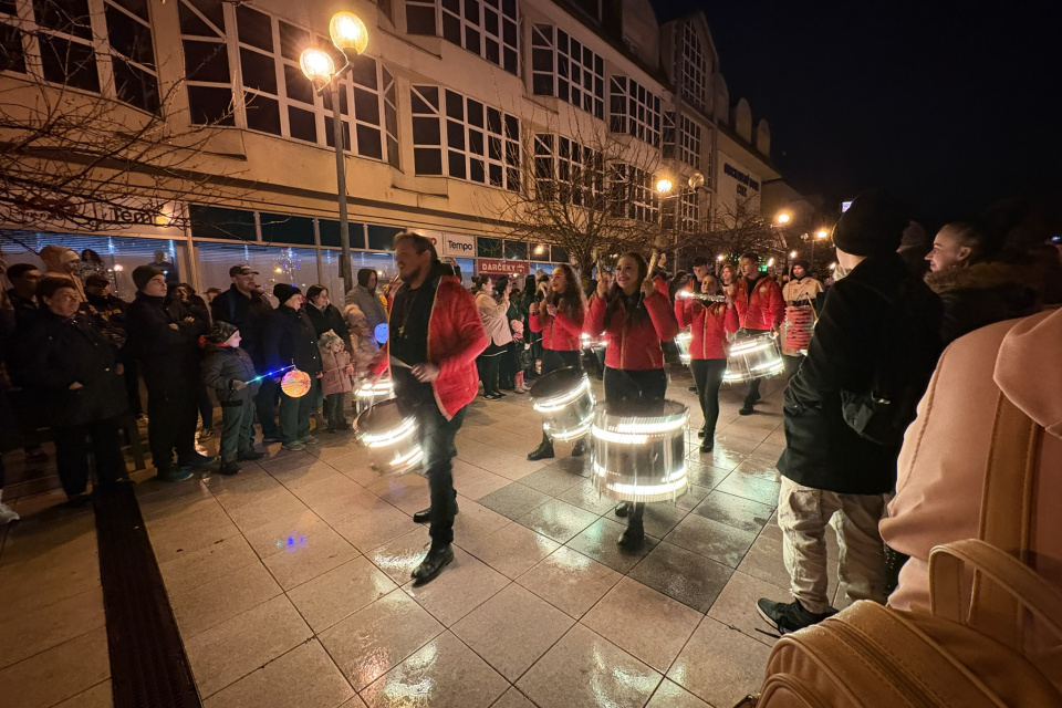 Lampášový sprievod sprevádzali bubny, mažoretky a školský parlament v historických kostýmoch | Foto: Michaela Martišíková, Trnavské rádio