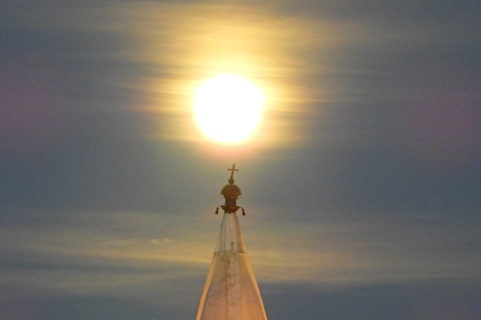 Obyvateľ vyfotil vežu kostola pred supermesiacom. | Foto: Ing. Jozef Hodulík