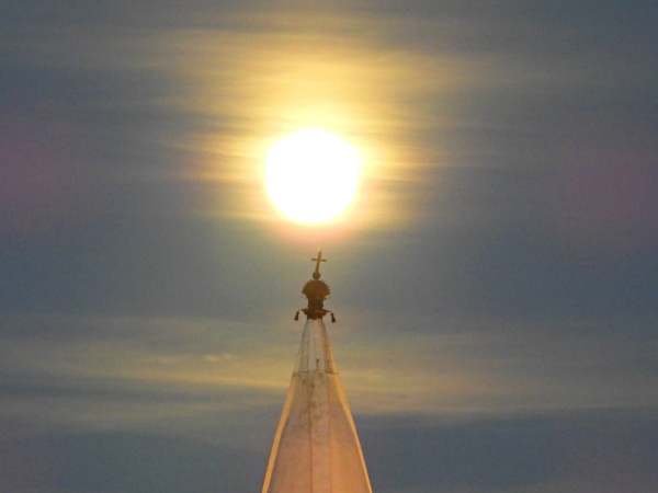 Obyvateľ vyfotil vežu kostola pred supermesiacom. | Foto: Ing. Jozef Hodulík