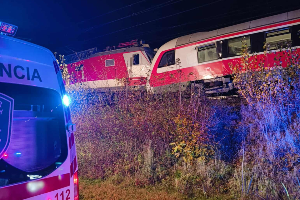 Železnice popierajú čelnú zrážku. | Foto: Syrovekorbaciky Syrove Torty