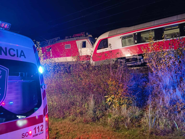 Železnice popierajú čelnú zrážku. | Foto: Syrovekorbaciky Syrove Torty