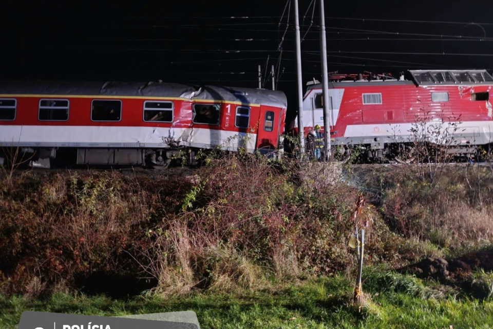 Zdeformovaný prvý vozeň rýchlika Tatran. | Foto: PZSR