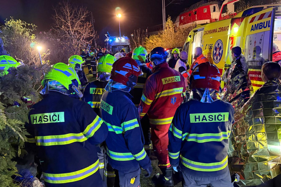 Hasiči pomáhajú cestujúcim dostať sa z vlakov. | Foto: HaZZ