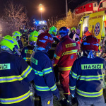 Hasiči pomáhajú cestujúcim dostať sa z vlakov. | Foto: HaZZ