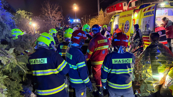 Hasiči pomáhajú cestujúcim dostať sa z vlakov. | Foto: HaZZ