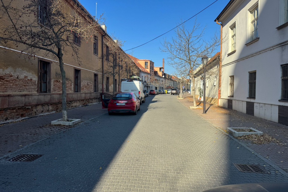 Na Františkánskej treba pri parkovaní zbystriť | Foto: Trnavské rádio