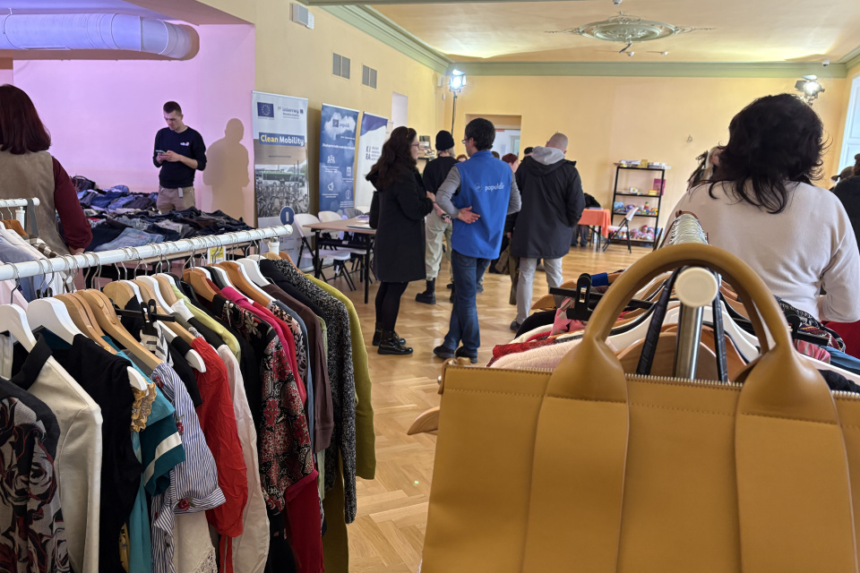 V Kreatívnom centre Trnava nakúpite veci z druhej ruky za symbolické euro, ktoré poputuje nadácií DAR | Foto: Michaela Martišíková, Trnavské rádio