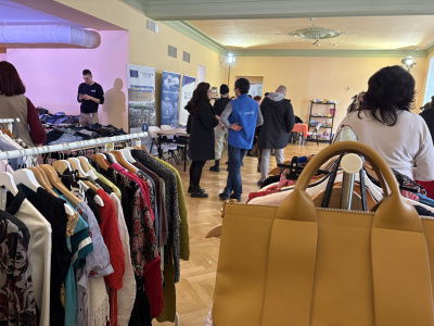 V Kreatívnom centre Trnava nakúpite veci z druhej ruky za symbolické euro, ktoré poputuje nadácií DAR | Foto: Michaela Martišíková, Trnavské rádio