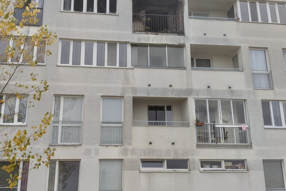V Senici horelo v bytovke, zasahujú tam hasiči | Zdroj: Mesto Senica