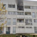 V Senici horelo v bytovke, zasahujú tam hasiči | Zdroj: Mesto Senica