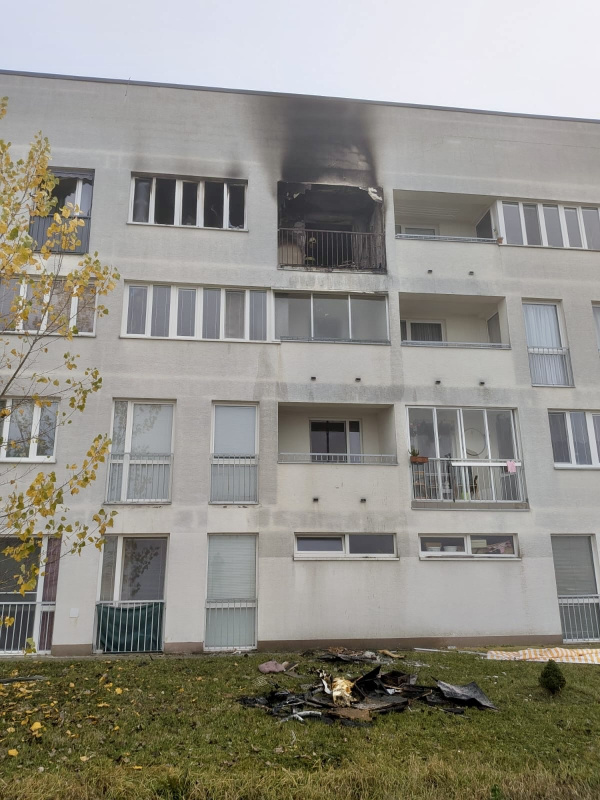V Senici horelo v bytovke, zasahujú tam hasiči | Zdroj: Mesto Senica