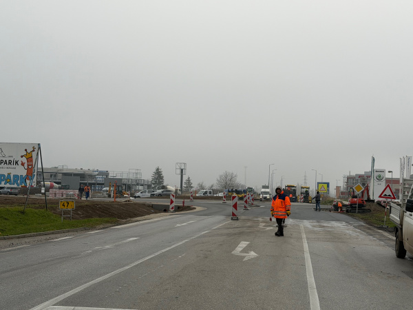 Opatrnosť zvýšte v Trnave na Bratislavskej smerom von z mesta | Foto: Trnavské rádio