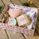 Vianočný darčekový balíček by mohol vyzerať aj takto | Zdroj: Baterkáreň