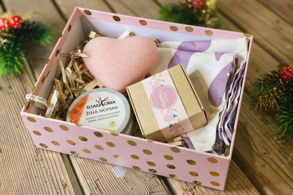Vianočný darčekový balíček by mohol vyzerať aj takto | Zdroj: Baterkáreň